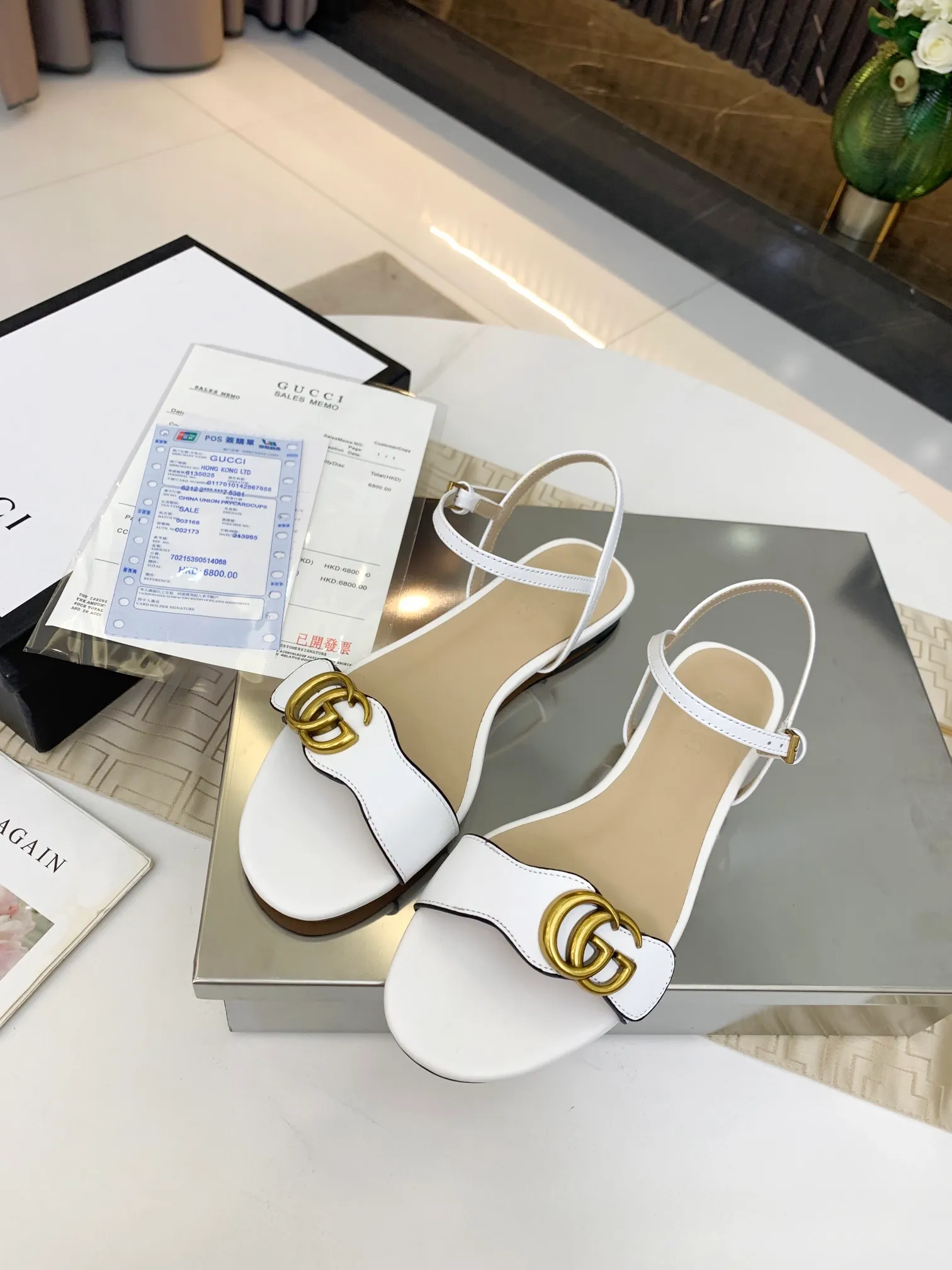 👟👟Ex-factory price 320👟👟 GUCCI’s new summer one-line sandals with exquisite bronze buckles are of great workmanship and reassuring. The leather is shiny and tough. Comfortable and super comfortable to walk. Recommend a sandal that meets the actual needs of the public✅ Fabric: First-layer cowhide Lining/foot pads: Sheepskin🐑 Rubber outsole. Color: Black White Code Number: 35-39 (41, 42 customized) Comes with receipt.